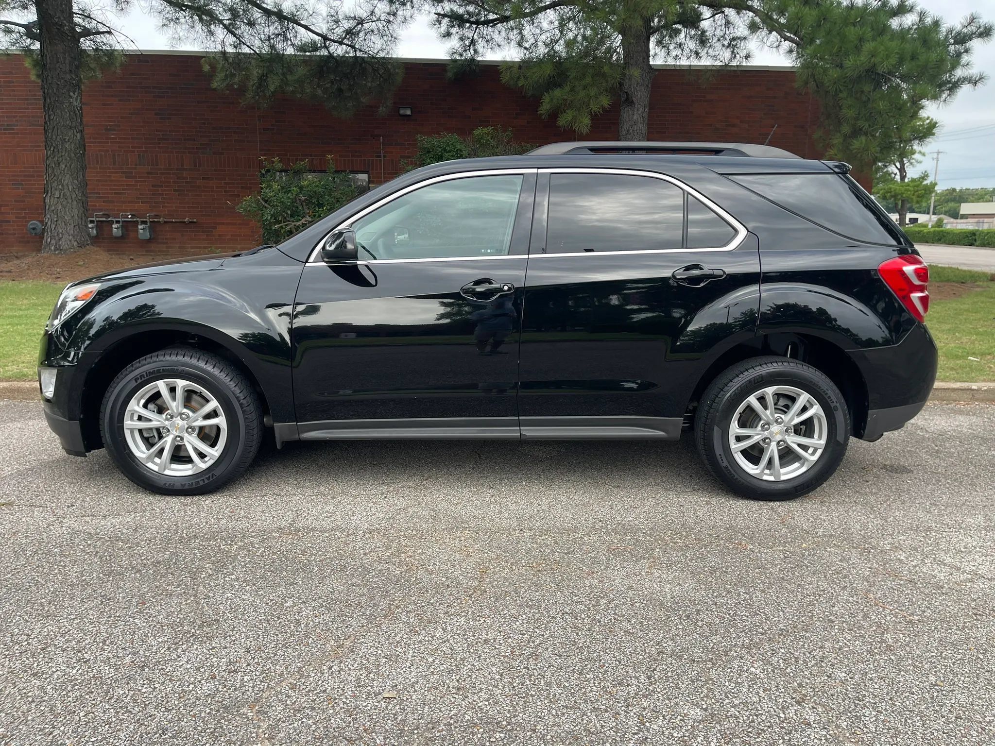 Used 2017 Chevrolet Equinox LT FWD image 2