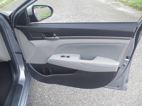 Used 2017 Hyundai Elantra SE FWD image 17