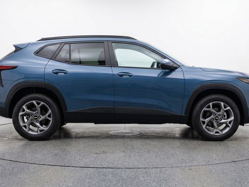 Used 2025 Chevrolet Trax LT FWD image 11
