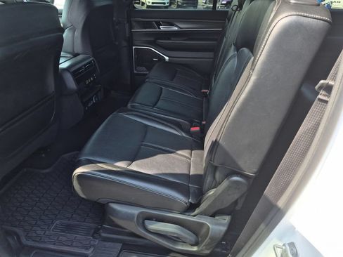 Certified 2024 Jeep Wagoneer L Series II w/ Flexible Seating Group RWD image 27