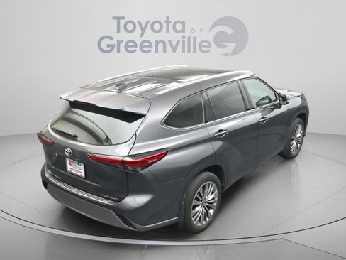 Used 2022 Toyota Highlander Platinum FWD image 16