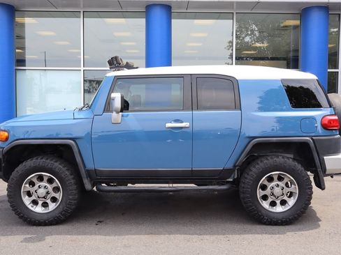 Used 2011 Toyota FJ Cruiser 4WD w/ Upgrade Pkg image 2