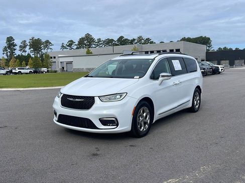 Used 2022 Chrysler Pacifica Limited FWD image 3