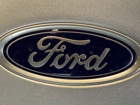 Used 2017 Ford Fusion SE w/ Fusion SE Technology Package FWD image 10