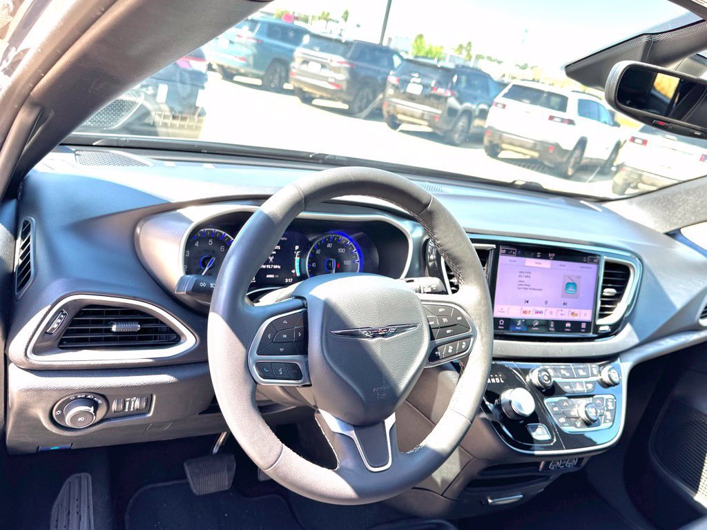 Used 2025 Chrysler Pacifica Select FWD image 11