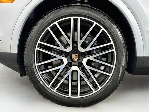 Certified 2025 Porsche Cayenne Coupe AWD/4WD image 32