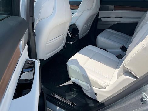New 2026 Cadillac Vistiq Luxury w/ LPO, Floor Liner Package AWD/4WD image 9