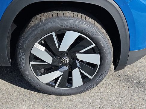 Certified 2025 Volkswagen Atlas Cross Sport SEL image 3