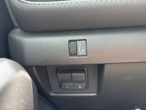 Used 2024 Chevrolet Colorado LT w/ LT Convenience Package RWD image 21