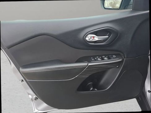 Used 2014 Jeep Cherokee Latitude image 9