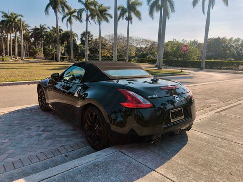 Used 2010 Nissan 370Z Roadster RWD image 5