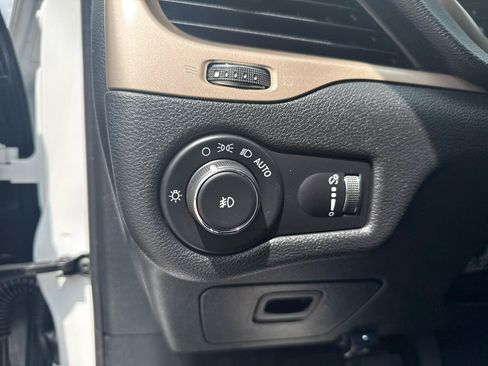 Used 2018 Jeep Cherokee Latitude w/ Altitude Package FWD image 25