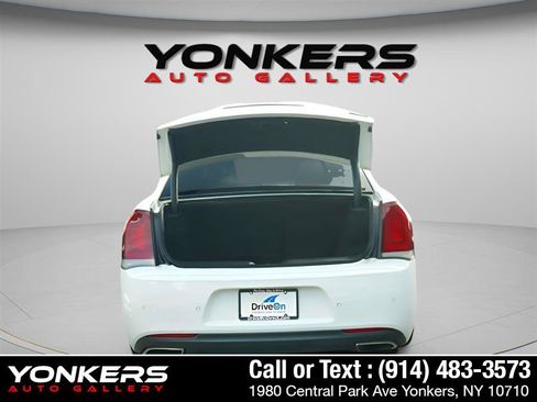 Used 2021 Chrysler 300 Touring L image 8