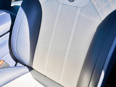 Used 2021 Bentley Bentayga image 45