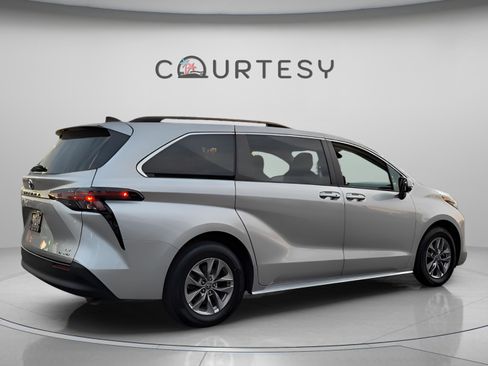 Certified 2023 Toyota Sienna LE image 5
