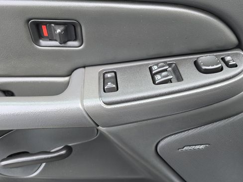 Used 2006 Chevrolet Silverado 2500 LT w/ Heavy-Duty Power Package image 10