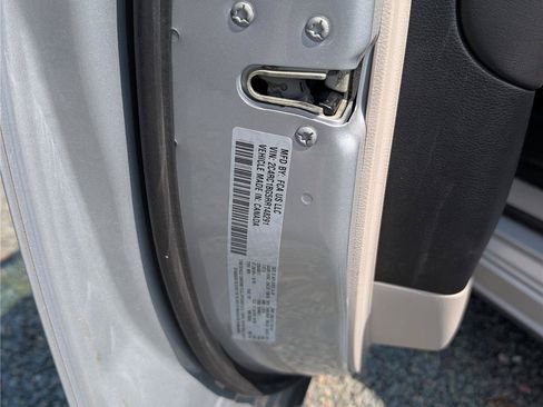 Used 2024 Chrysler Pacifica Touring-L FWD image 17