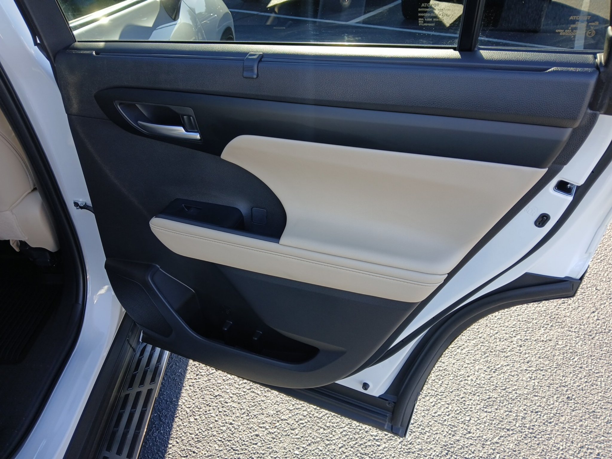 Used 2025 Toyota Highlander XLE FWD image 29