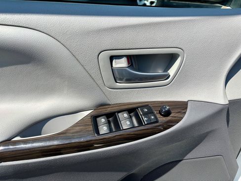 Used 2017 Toyota Sienna XLE w/ XLE Navigation Package FWD image 26