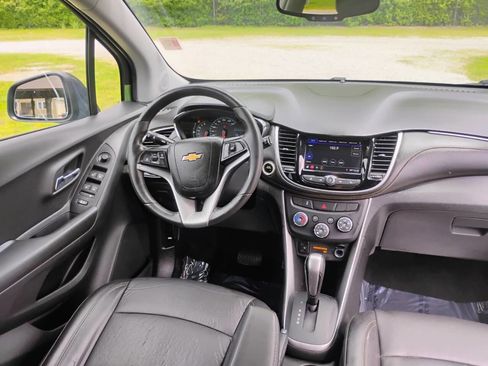 Used 2021 Chevrolet Trax LT w/ Premium Seat Package AWD/4WD image 11