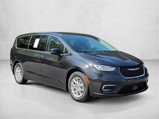 Used 2023 Chrysler Pacifica Touring-L FWD video 3