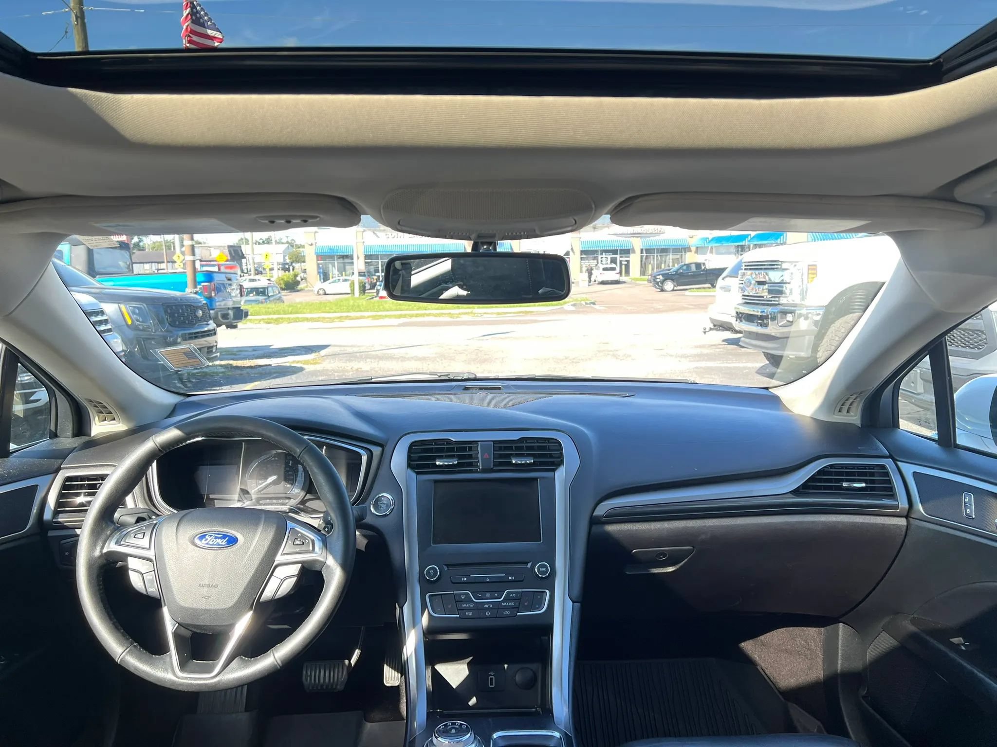 Used 2017 Ford Fusion SE w/ Fusion SE Technology Package FWD image 12