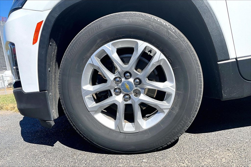 Used 2023 Chevrolet Traverse LS FWD image 2
