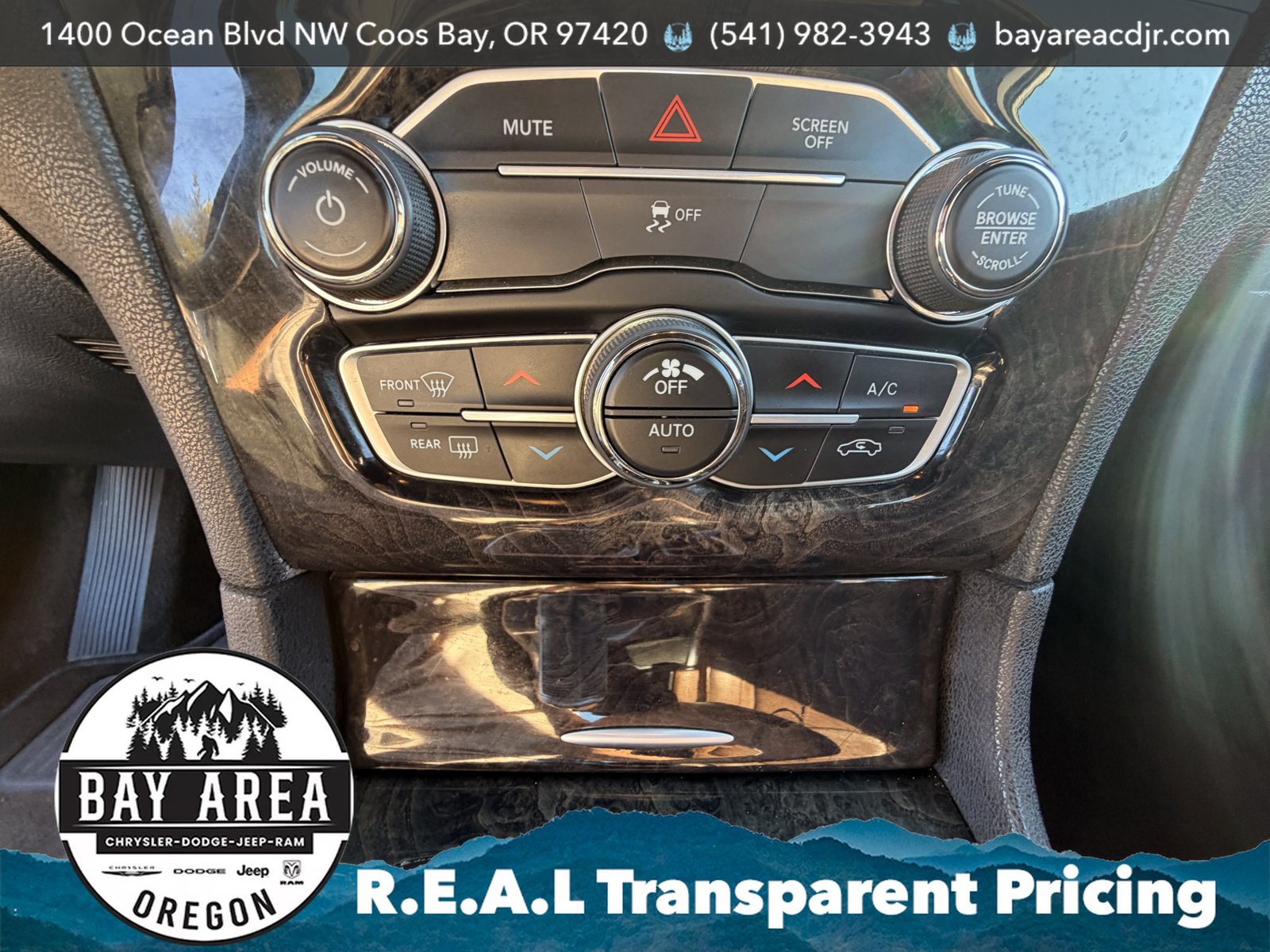 Used 2019 Chrysler 300 Limited w/ Light Group RWD image 16