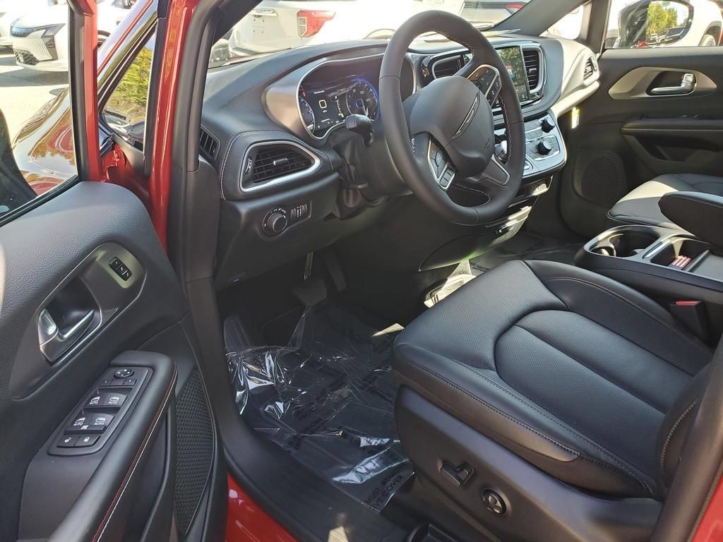 New 2027 Chrysler Pacifica Select AWD/4WD image 6