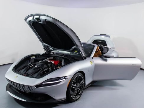 Certified 2025 Ferrari Roma Spider RWD image 33