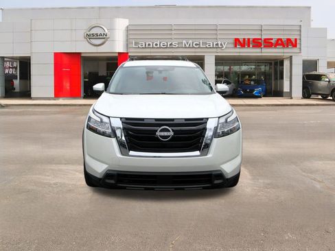 Used 2022 Nissan Pathfinder SV image 2