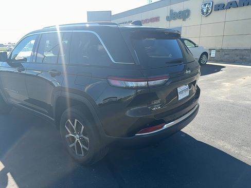 Used 2023 Jeep Grand Cherokee Limited w/ Luxury Tech Group II AWD/4WD image 7