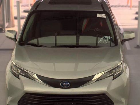 Used 2021 Toyota Sienna XLE w/ XLE Plus Package FWD image 2