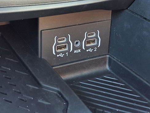 Used 2025 Chrysler Pacifica Limited image 10