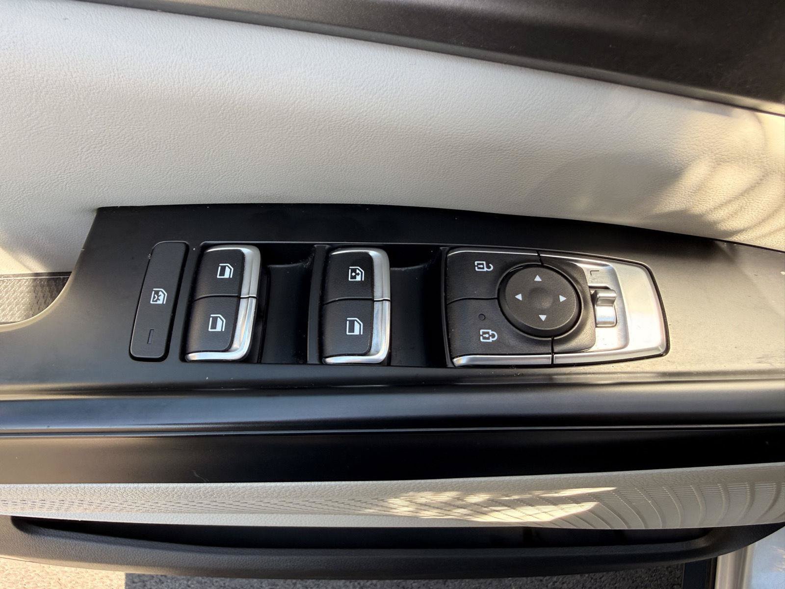 Used 2023 Kia Carnival LX FWD image 11