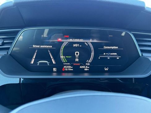 Used 2022 Audi e-tron Premium Plus w/ Premium Plus Package image 24