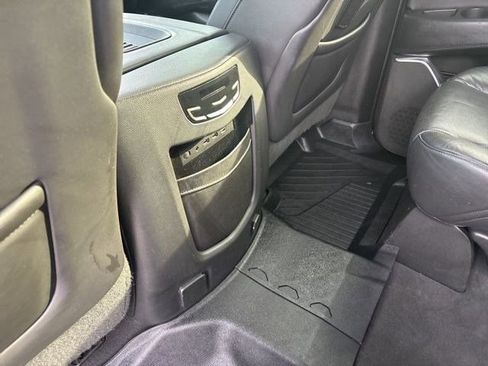 Used 2019 Cadillac Escalade ESV Luxury image 34