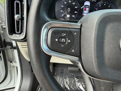 Used 2021 Volvo XC40 T4 Momentum FWD image 16