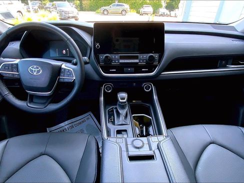 Used 2025 Toyota Grand Highlander AWD image 12