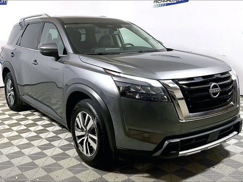 Used 2025 Nissan Pathfinder SL FWD image 3