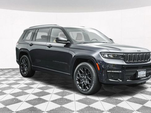 Used 2024 Jeep Grand Cherokee L Summit w/ Advanced Protech Group IV AWD/4WD image 16