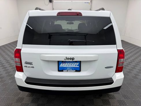 Used 2017 Jeep Patriot Latitude w/ Sun/Sound Group AWD/4WD image 9