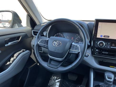 Used 2023 Toyota Highlander XLE FWD image 12