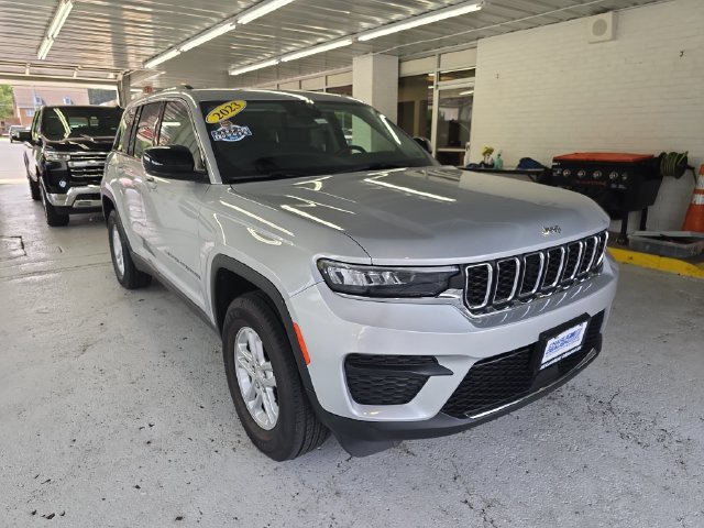 Used 2023 Jeep Grand Cherokee Laredo AWD/4WD image 7