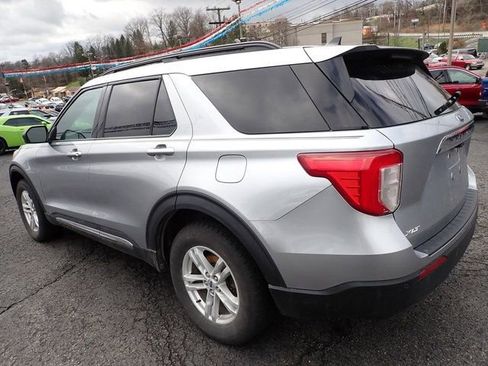 Used 2022 Ford Explorer XLT image 3