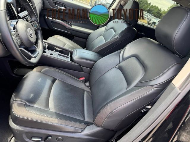 Used 2025 Nissan Pathfinder SL FWD image 5