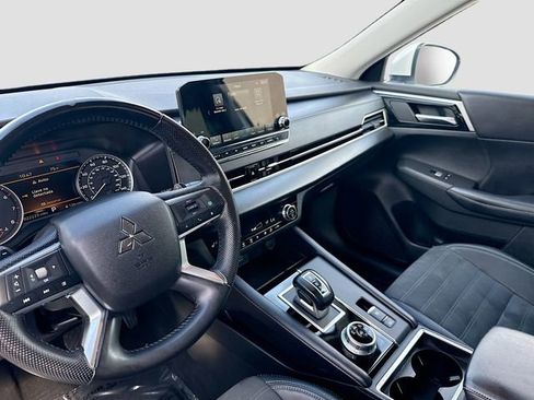 Used 2023 Mitsubishi Outlander SE Black Edition FWD image 9