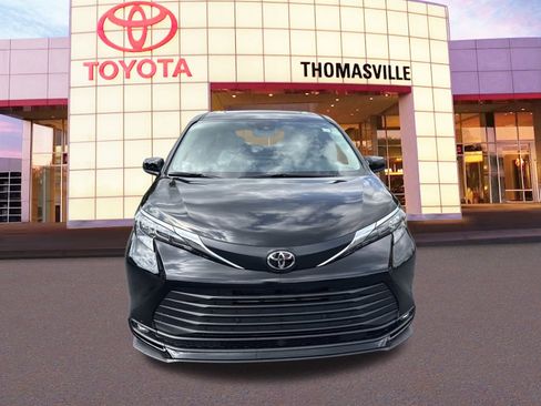 New 2026 Toyota Sienna XLE image 2