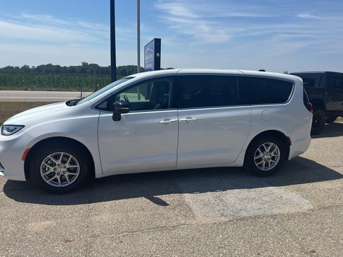 Used 2024 Chrysler Pacifica Touring-L FWD image 4