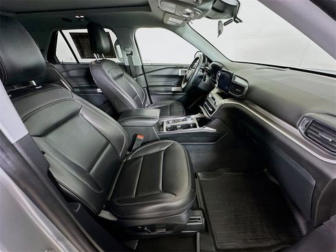 Used 2022 Ford Explorer XLT w/ Equipment Group 202A image 12